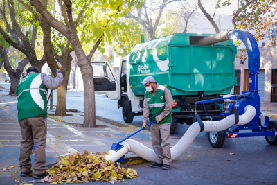 Capital estrenó dos camiones aspiradora para eficientizar la limpieza de hojas