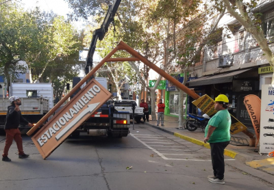 Capital no para: descuelgue de carteles peligrosos, orden y limpieza