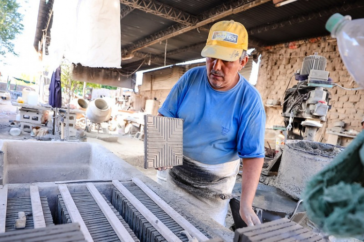 Made in San Juan: Así es el proceso artesanal de las baldosas de Plaza 25 de Mayo