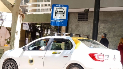 Los taxistas ya pueden actualizar las obleas oficiales en Capital