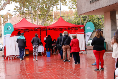 Exitoso operativo de vacunación en la explanada municipal