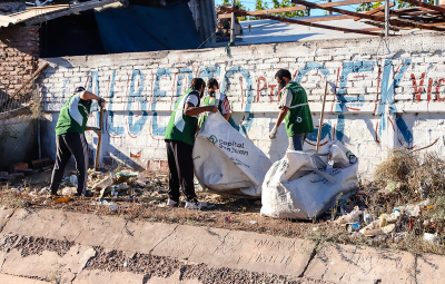 Capital realizó un operativo de limpieza y desmalezamiento en el Barrio Costa Canal