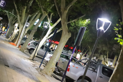 Nueva luz peatonal led, en la recientemente repavimentada avenida Central