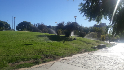 Con riego a punto en Plaza de la Joroba empezó la planificación semanal de espacios verdes