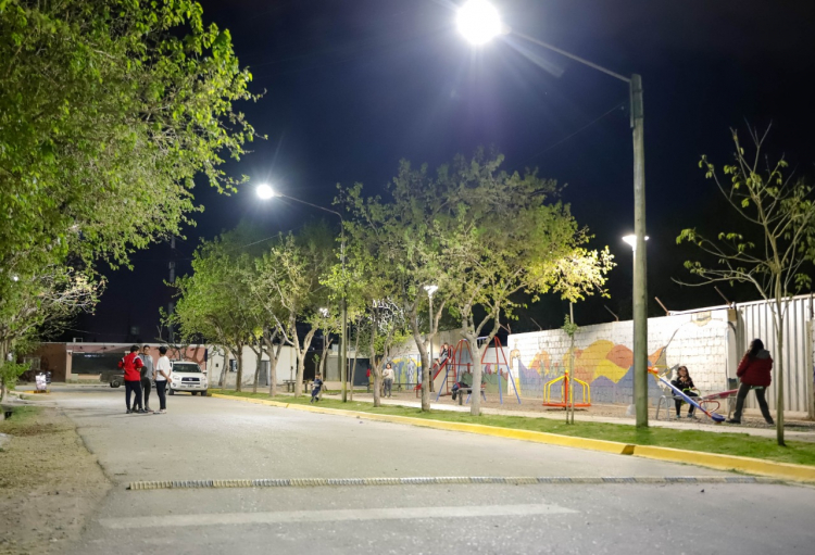 Luego de la plaza, llegó la iluminación LED para los vecinos de Villa Maturano