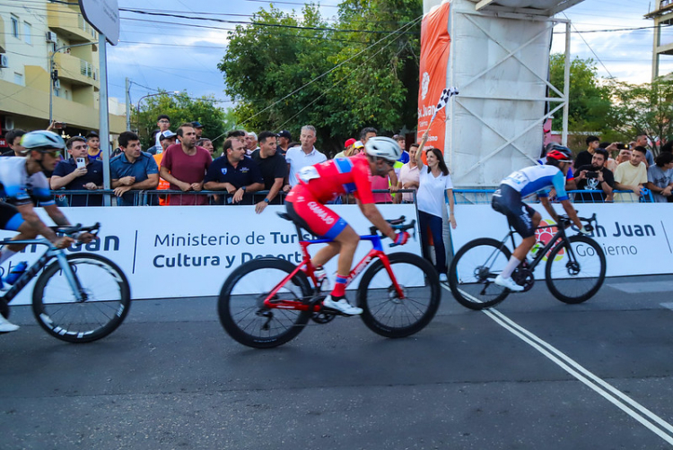 Vía libre para que un centenar de pedaleros rodaran por las calles de la Ciudad