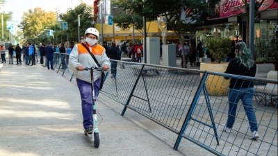 Monopatines eléctricos en Capital: monitores urbanos controlan la peatonal