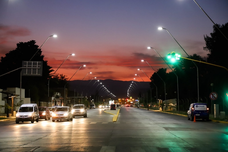 Con la inauguración de Avenida Central, Capital presentó iluminación inteligente