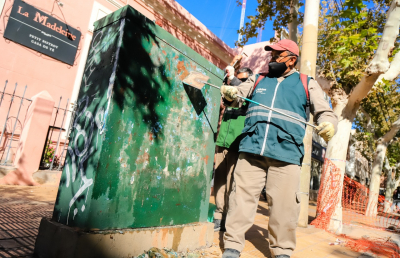 Las Brigadas Municipales y el desafío de combatir las pegatinas en la vía pública