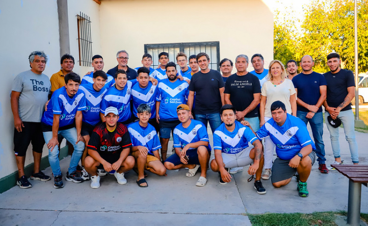 Los futboleros del Barrio Las Heras, con la camiseta de Capital