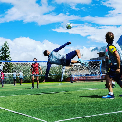 Capital: divertite jugando al fútbol – tenis con amigos