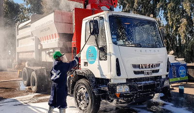 Capital limpia y desinfecta camiones de servicio
