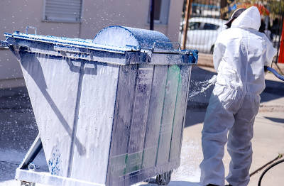 Capital limpia y desinfecta los contenedores del área Covid del Hospital Rawson