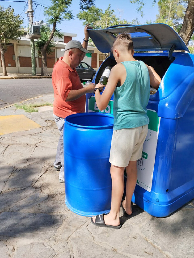 Los vecinos ya canjearon sus reciclables por compost en los Ecopuntos