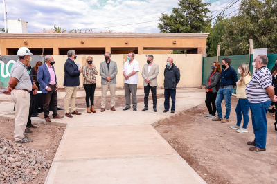 Concejales y capitalinos recorrieron plazas en obra