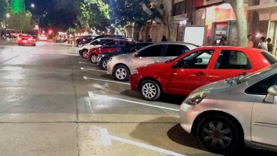 Capital: ordenan el estacionamiento frente a Plaza 25 de Mayo