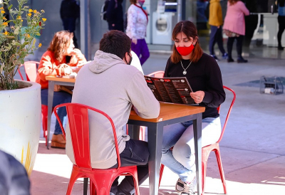 Capital eximirá de tasas a gastronómicos por el uso de veredas