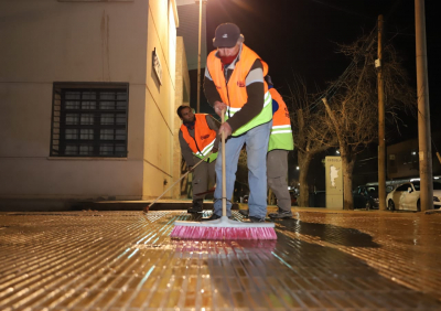 La limpieza nocturna de veredas llega a calle Santa Fe