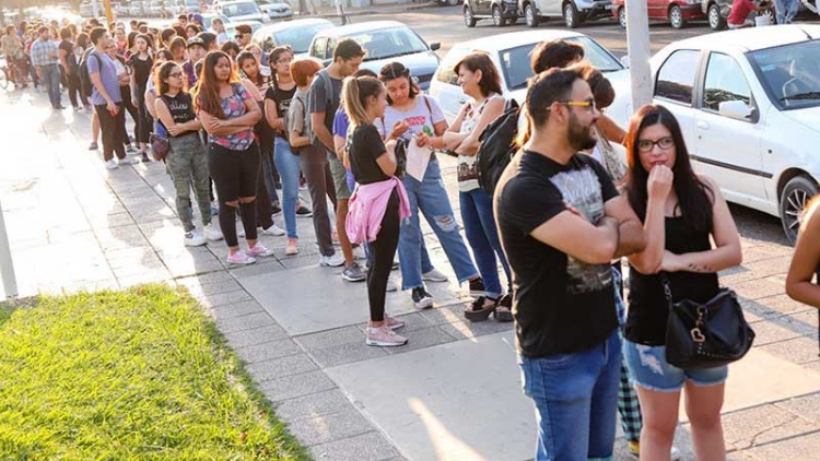 Cientos de jóvenes de Capital en el Amadeo Conte Grand para solicitar Becas de Transporte