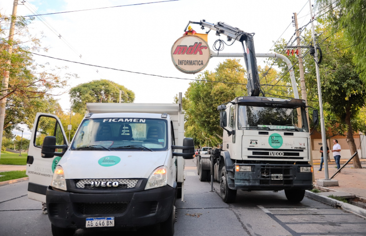 Operativo especial en Capital para descolgar cartelería pesada de peligrosidad