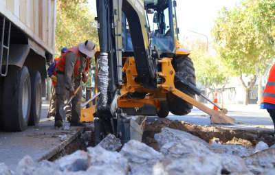 Pese al zonda, comenzó este domingo la histórica repavimentación de Avenida Central